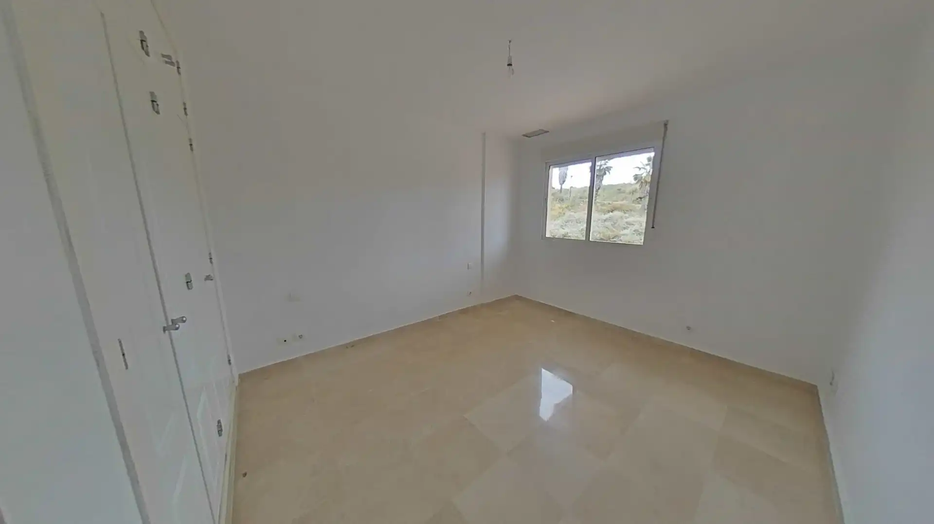 Schlafzimmer von Wohnungen zum Verkauf in Manilva mit Klimaanlage, Abstellraum und Schwimmbad