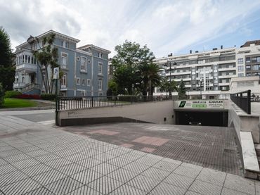 Einzelparkplatz mit Aufzug zur Miete in Calle la Lila 17