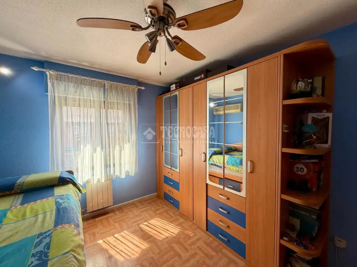 Schlafzimmer von Einfamilien-Reihenhaus zum Verkauf in Azuqueca de Henares mit Klimaanlage und Heizung