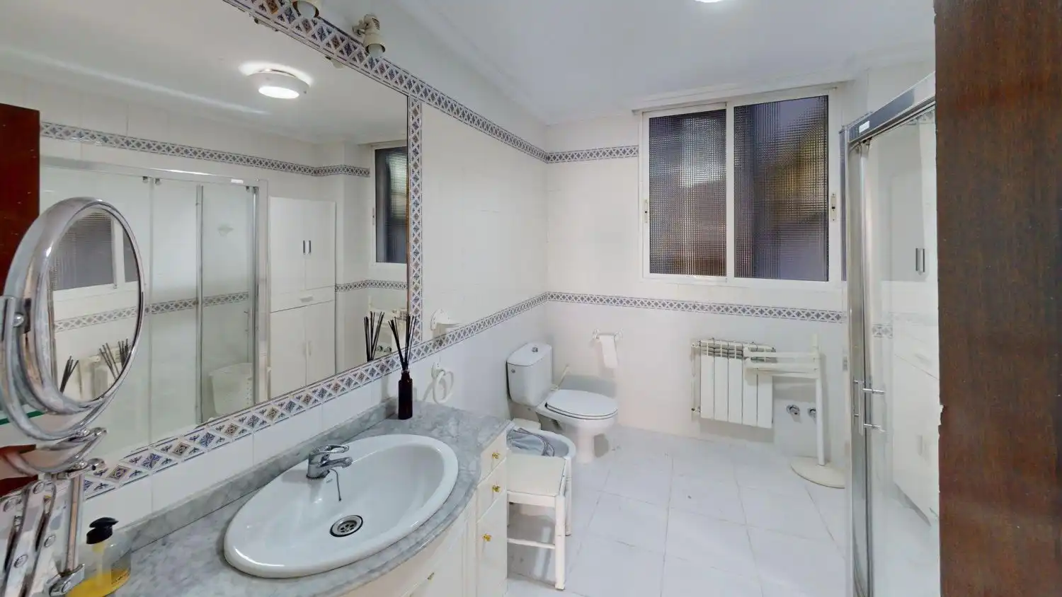 Baño de Piso en venta en Sevilla con Calefacción, Terraza y Trastero