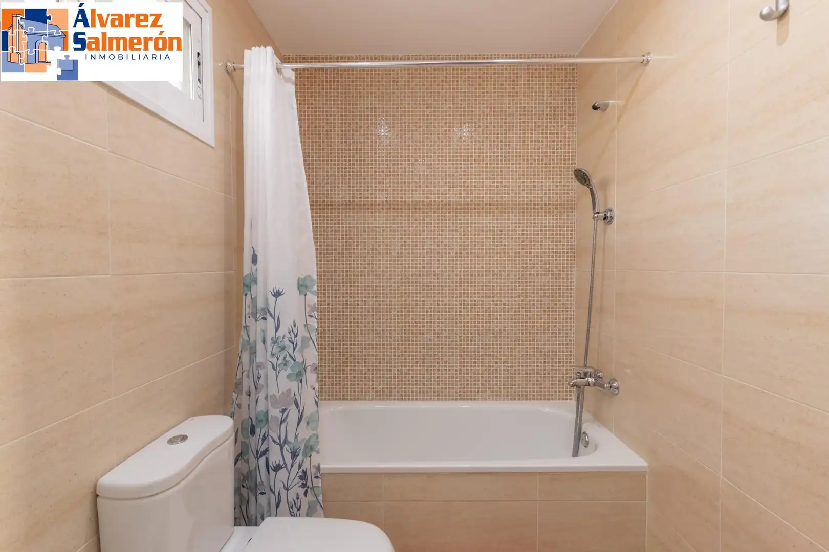 Badezimmer von Einfamilien-Reihenhaus zum Verkauf in Armilla mit Heizung