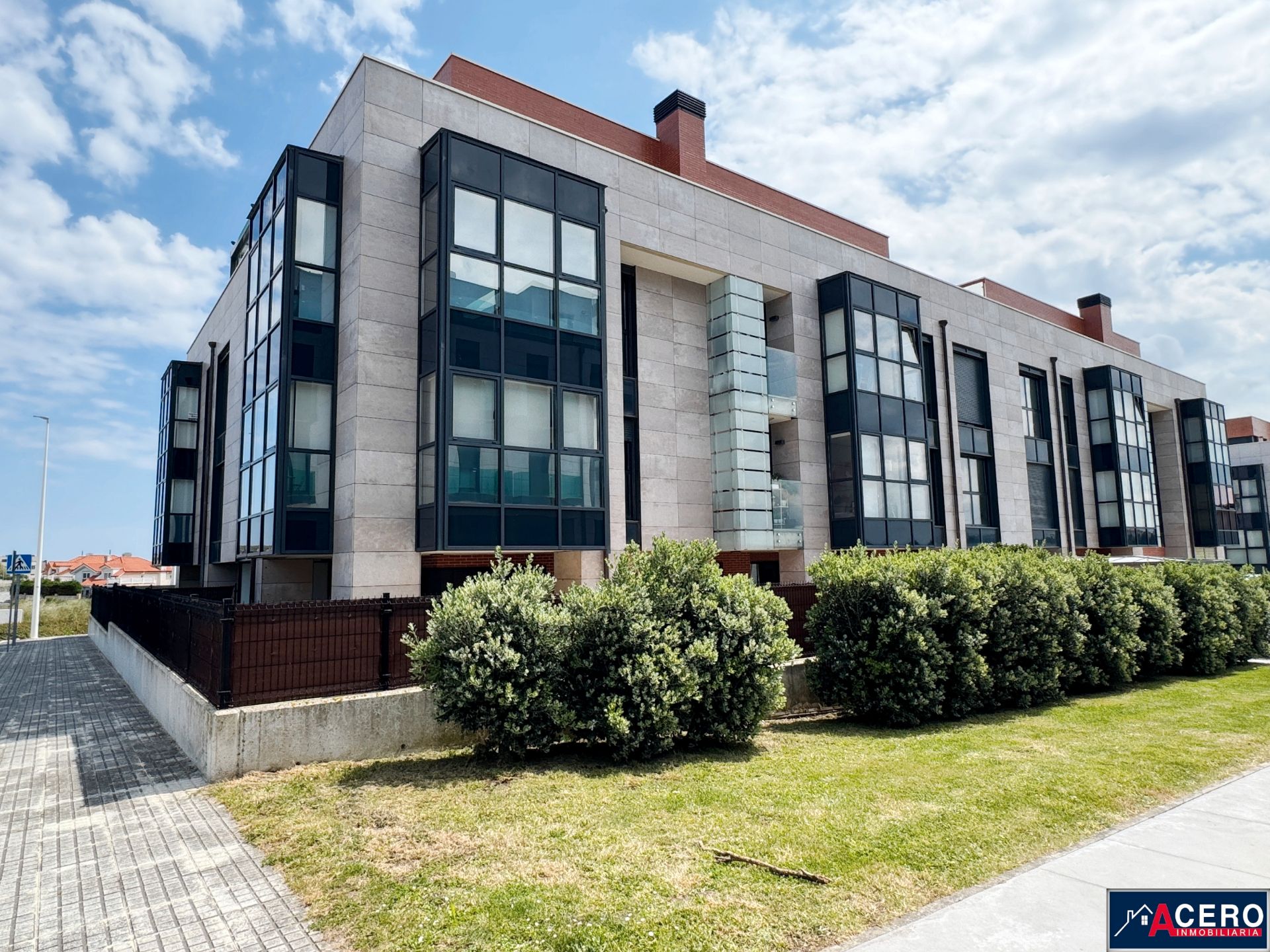 Vista exterior de Pis en venda en Santa Cruz de Bezana amb Calefacció, Parquet i Traster