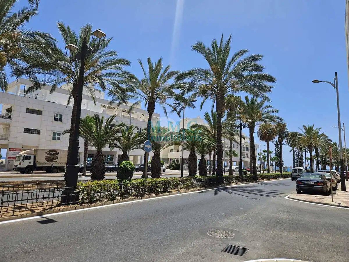 Vista exterior de Pis en venda en Roquetas de Mar amb Aire condicionat, Terrassa i Moblat