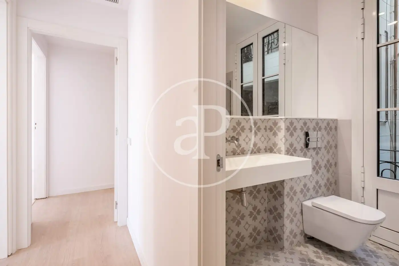 Bathroom of Flat for rent in Barcelona  with Air Conditioner, Heating and Balcony