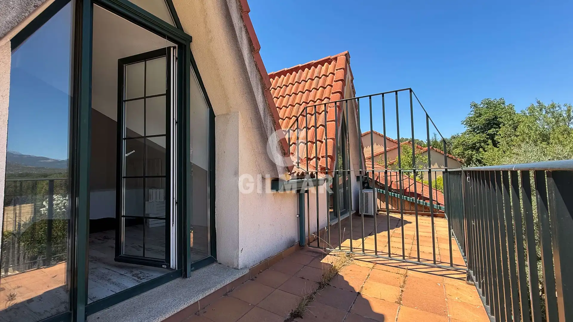 Vista exterior de Casa adosada en venda en Guadarrama amb Calefacció, Jardí privat i Piscina