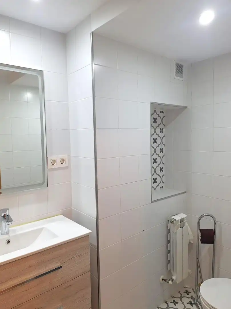 Bany de Apartament de lloguer en Oviedo  amb Calefacció i Moblat