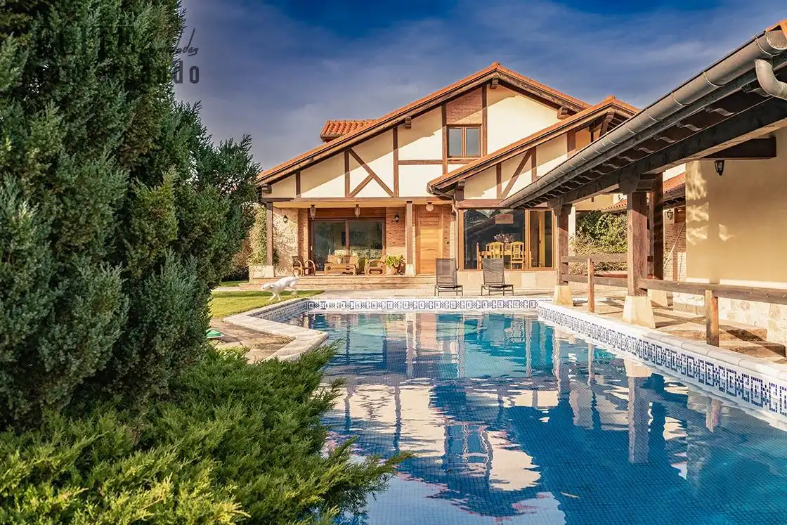 Piscina de Casa o xalet en venda en Santillana del Mar amb Calefacció, Jardí privat i Piscina