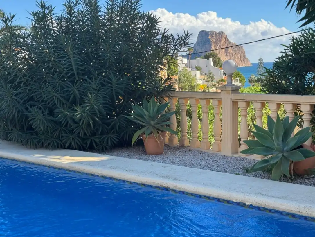 Außenansicht von Haus oder Chalet zum Verkauf in Calpe / Calp mit Klimaanlage, Heizung und Privatgarten