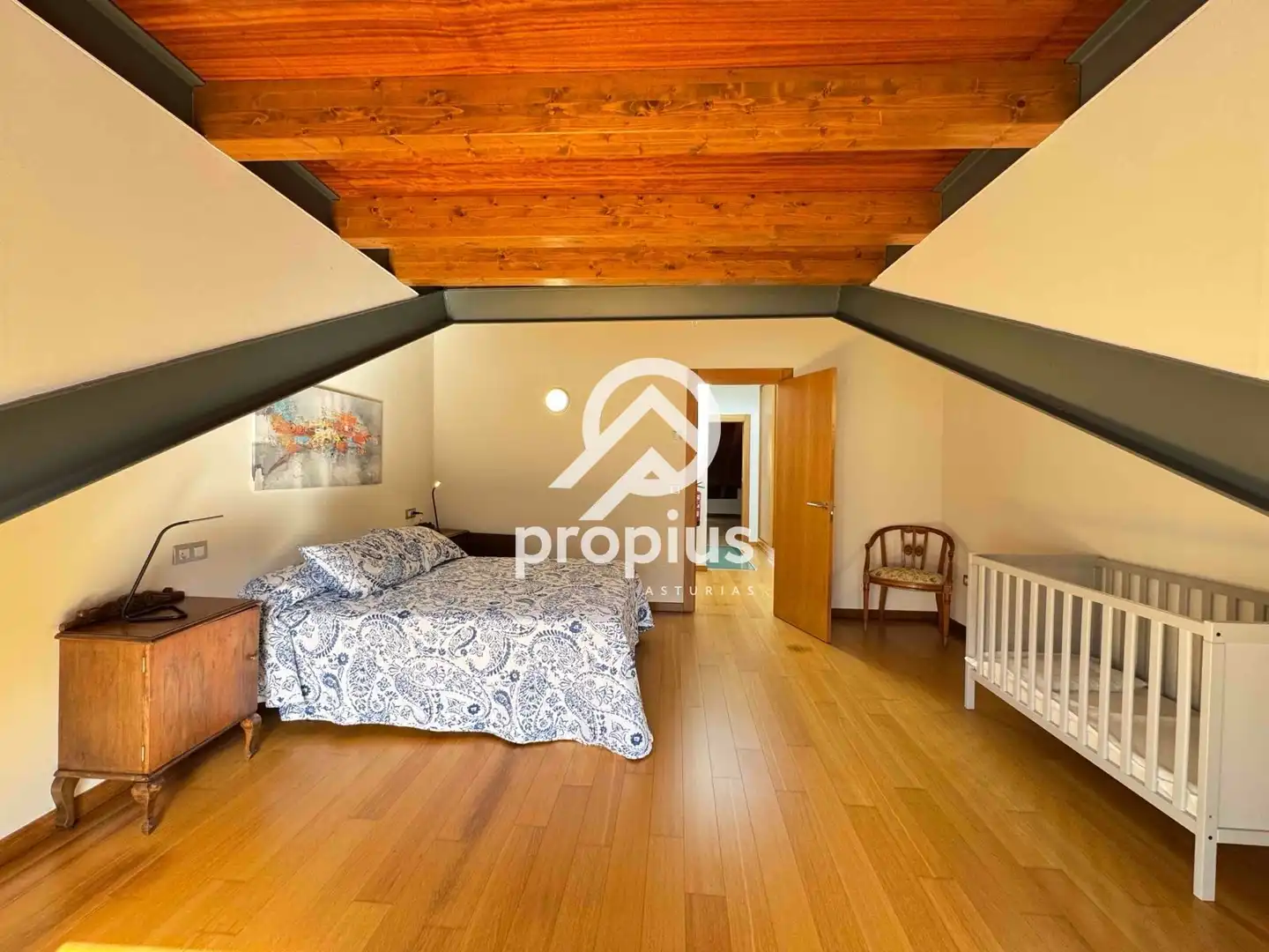 Schlafzimmer von Einfamilien-Reihenhaus zum Verkauf in Llanes mit Heizung und Möbliert