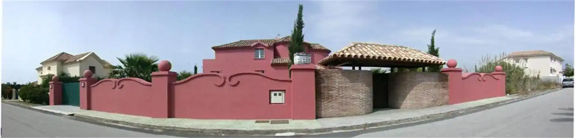 Vista exterior de Casa o xalet en venda en Estepona amb Aire condicionat, Piscina i Balcó
