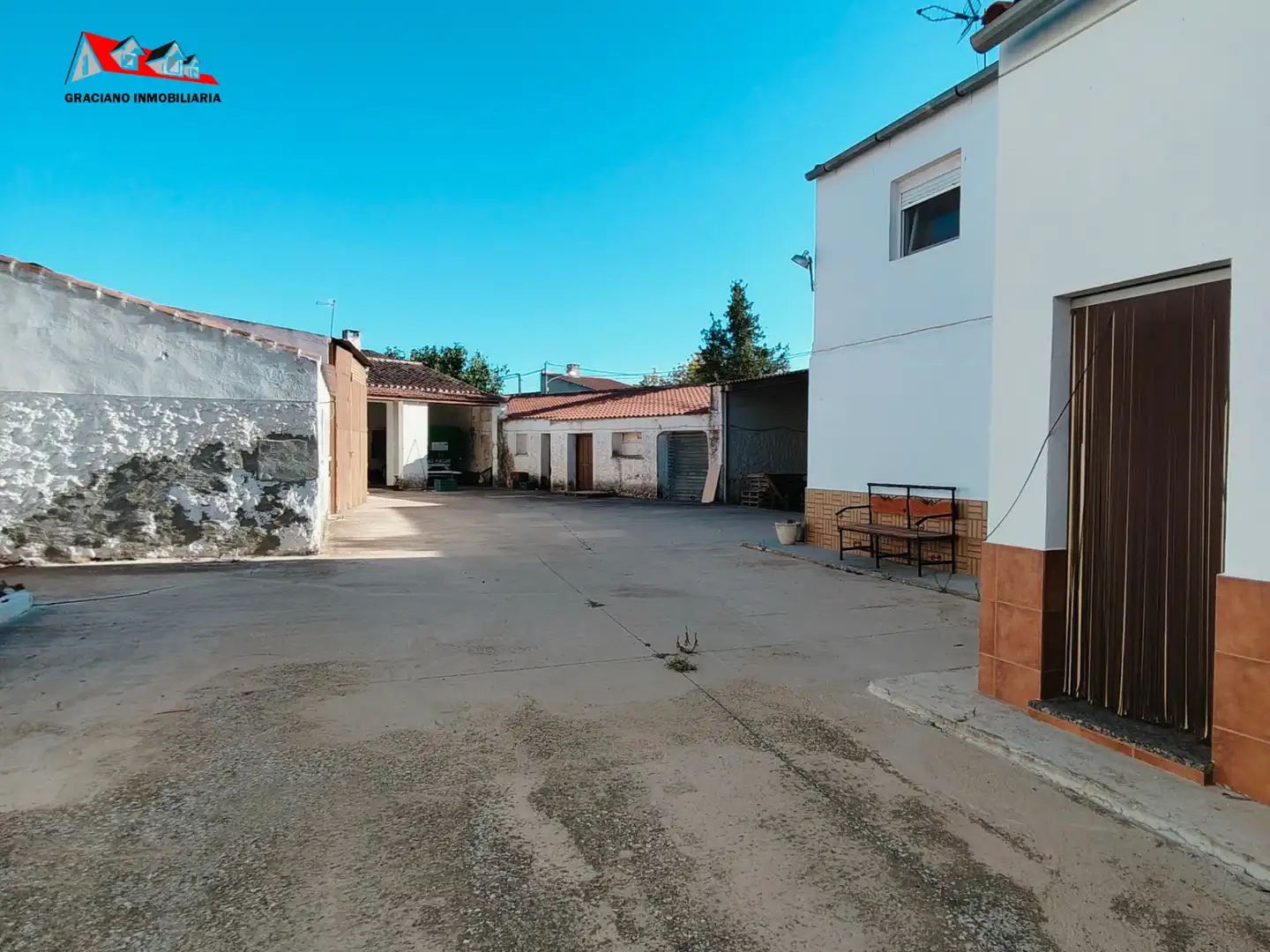 Vista exterior de Casa adosada en venda en Albacete amb Terrassa, Moblat i Forn