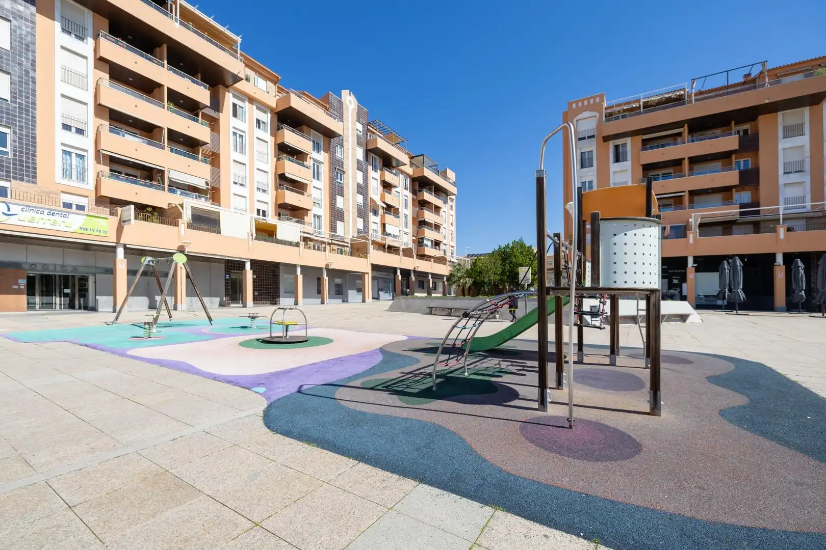 Piso con terraza en venta en Plaza CIUDAD DE LOS CARMENES, imagen 2
