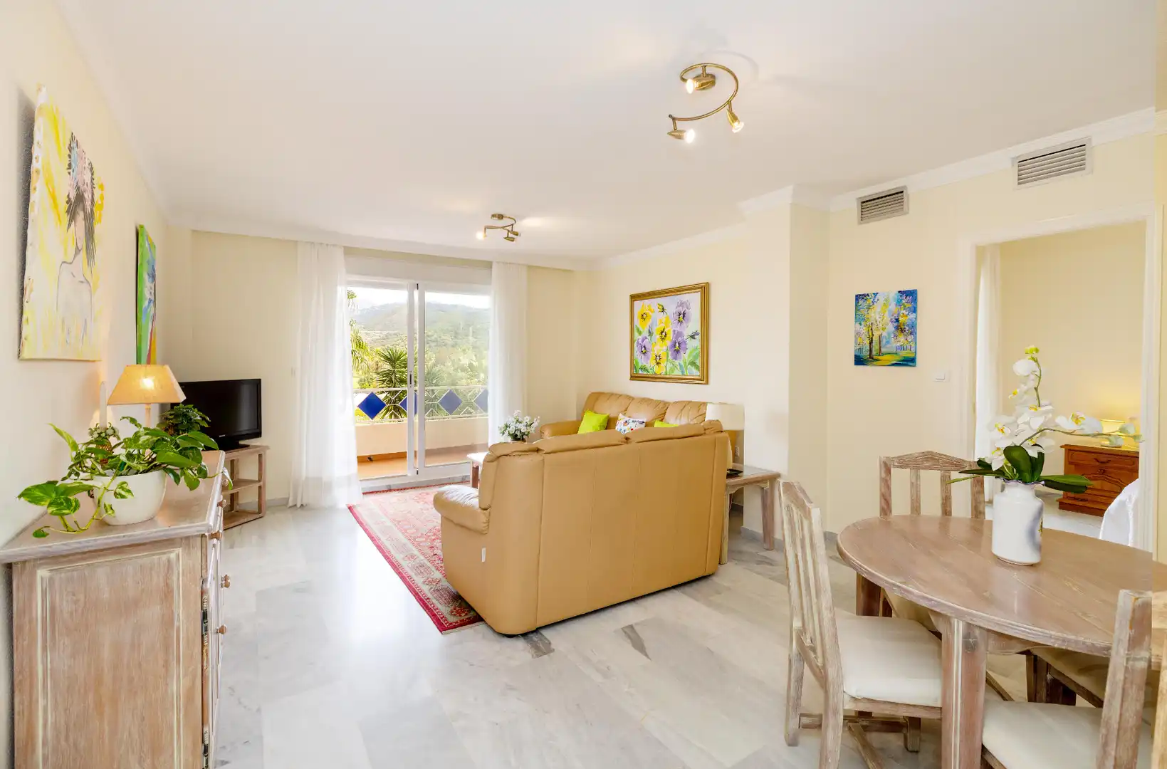 Sala d'estar de Apartament en venda en Marbella amb Terrassa i Piscina comunitària