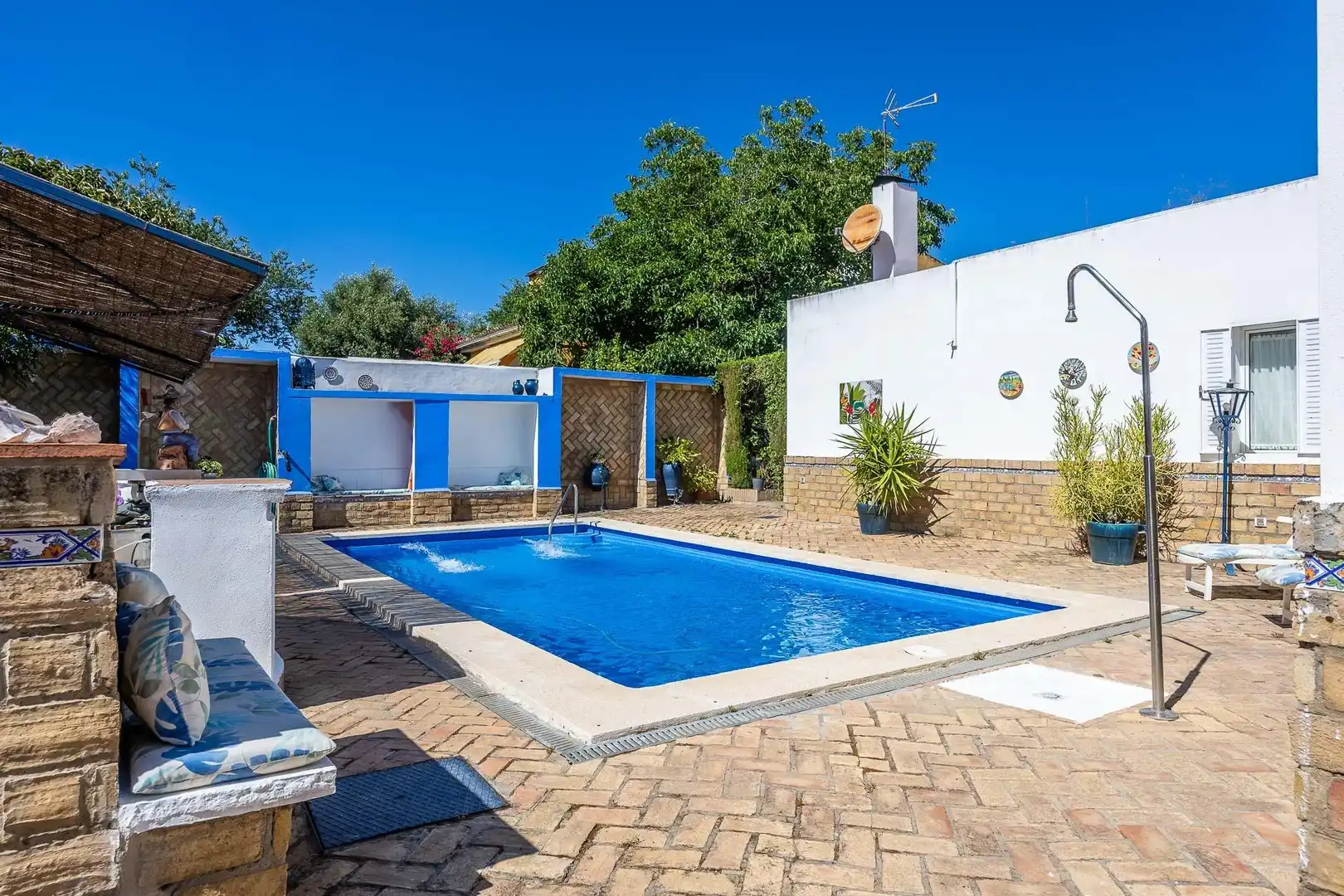 Schwimmbecken von Haus oder Chalet zum Verkauf in Tomares mit Klimaanlage, Heizung und Privatgarten