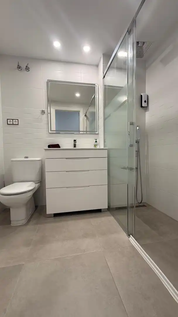 Bany de Apartament en venda en Fuengirola amb Aire condicionat, Terrassa i Traster