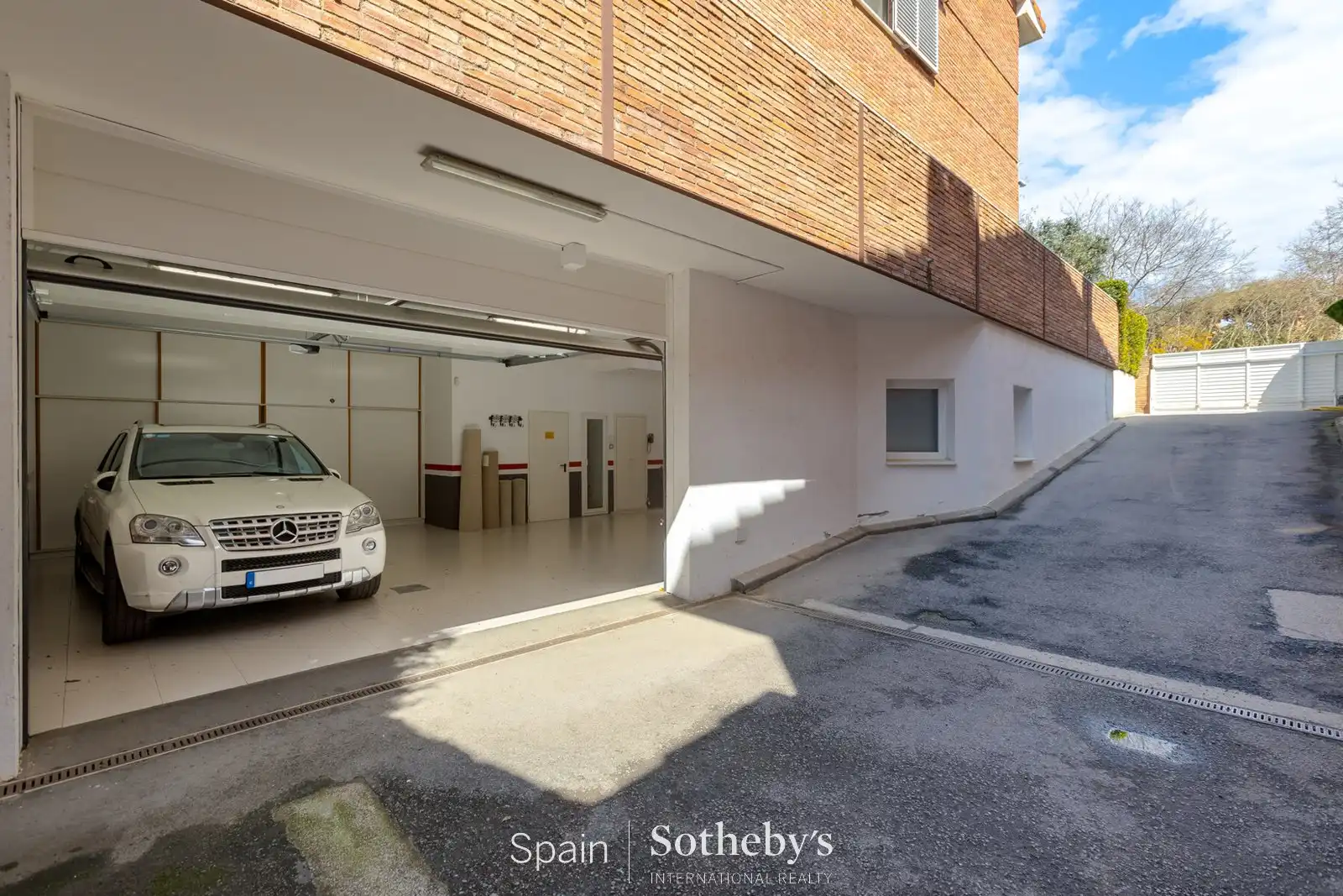 Parking de Casa o chalet en venta en Alella con Aire acondicionado, Calefacción y Jardín privado