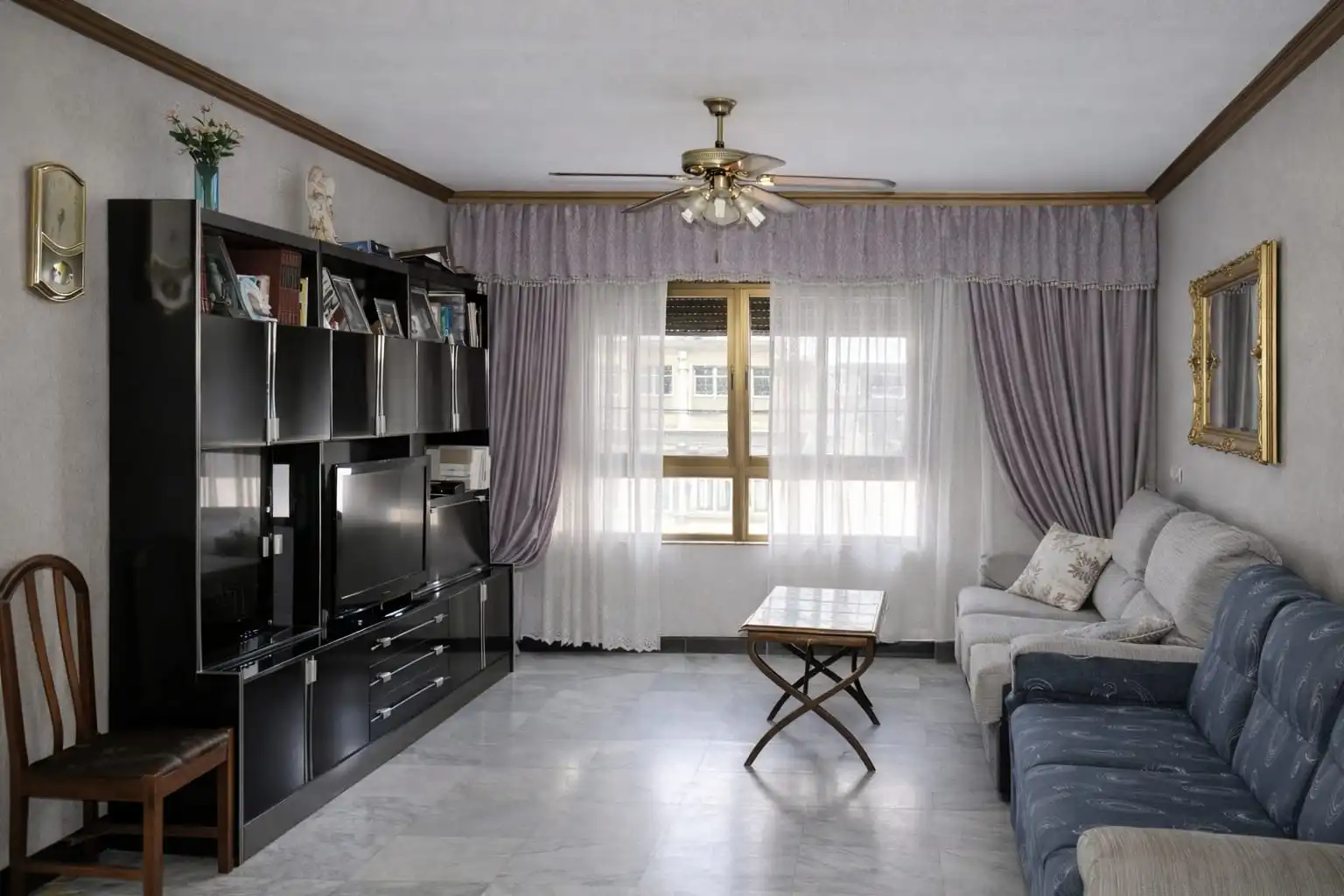 Sala d'estar de Edifici en venda en Parla