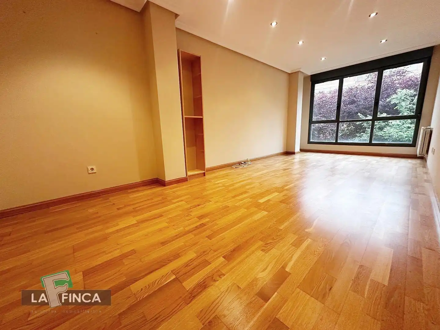 Living room of Flat for sale in Oviedo   with Heating, Parquet flooring and Terrace