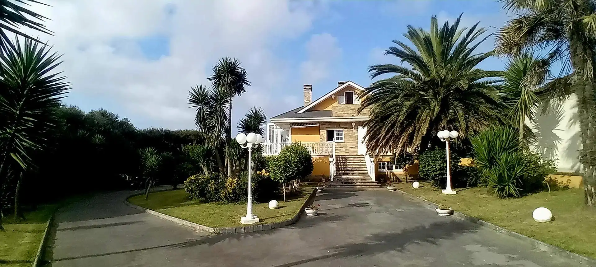 Vista exterior de Casa o chalet en venta en El Franco  con Calefacción, Jardín privado y Terraza