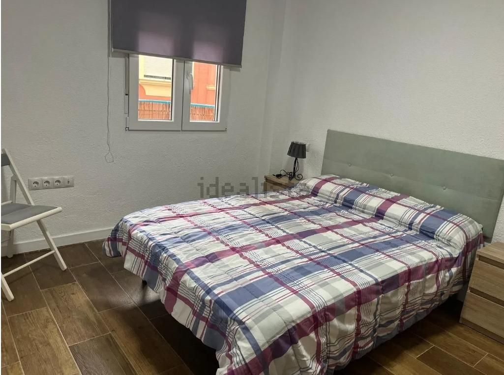 Dormitori de Pis de lloguer en  Almería Capital amb Terrassa i Moblat