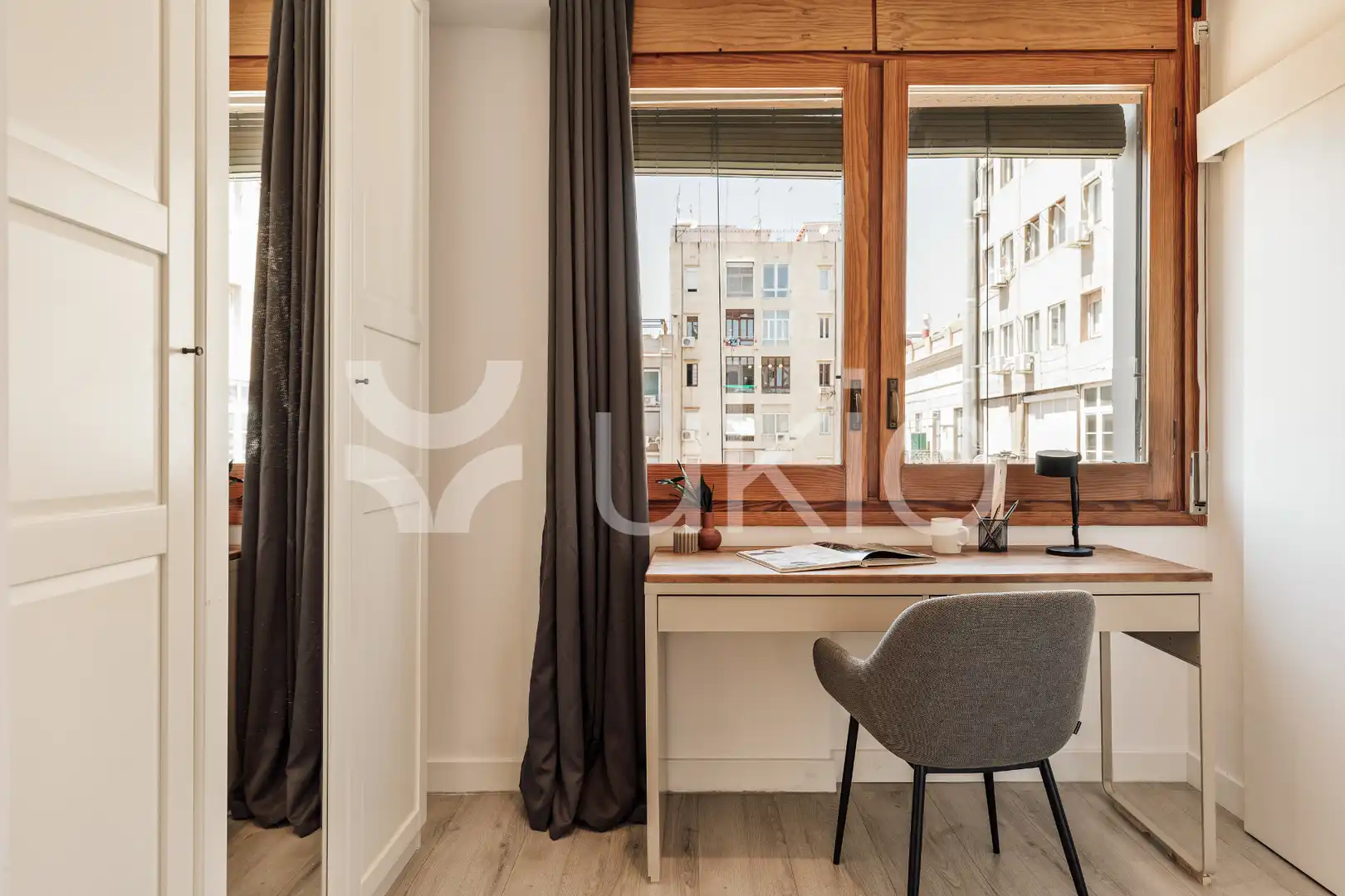 Dormitori de Apartament de lloguer en Barcelona amb Aire condicionat, Calefacció i Moblat