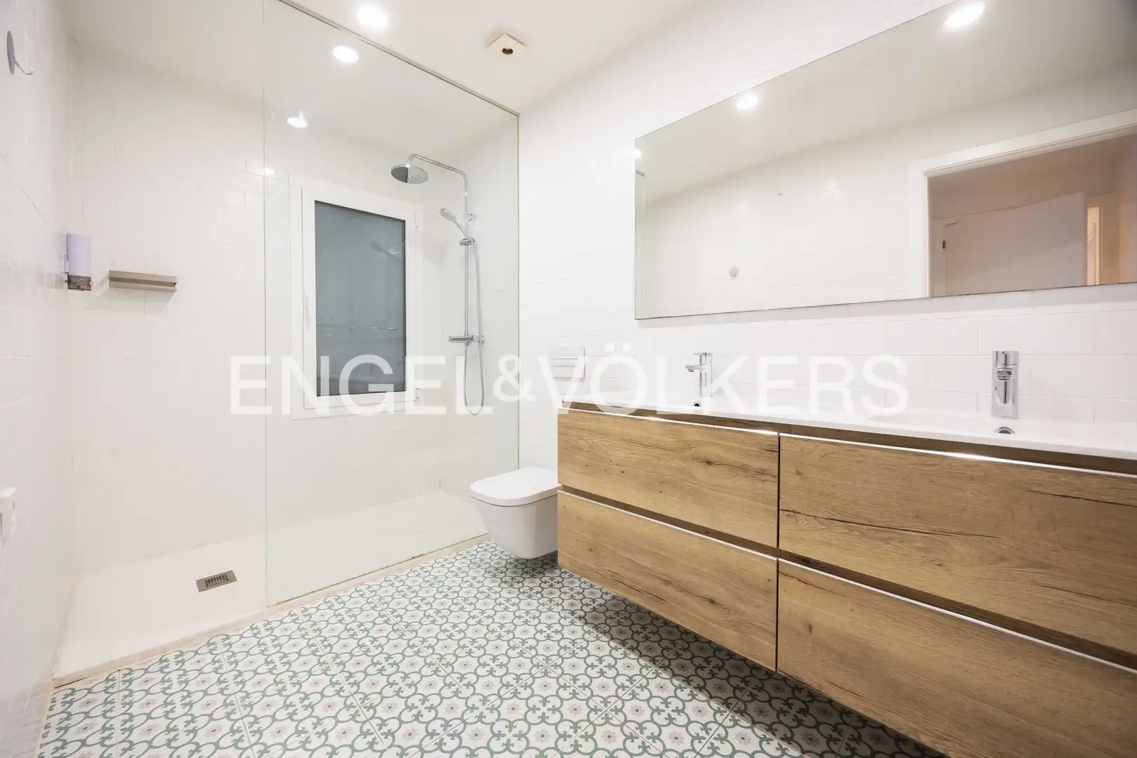 Bathroom of Flat for sale in Barcelona  with Air Conditioner, Heating and Private garden