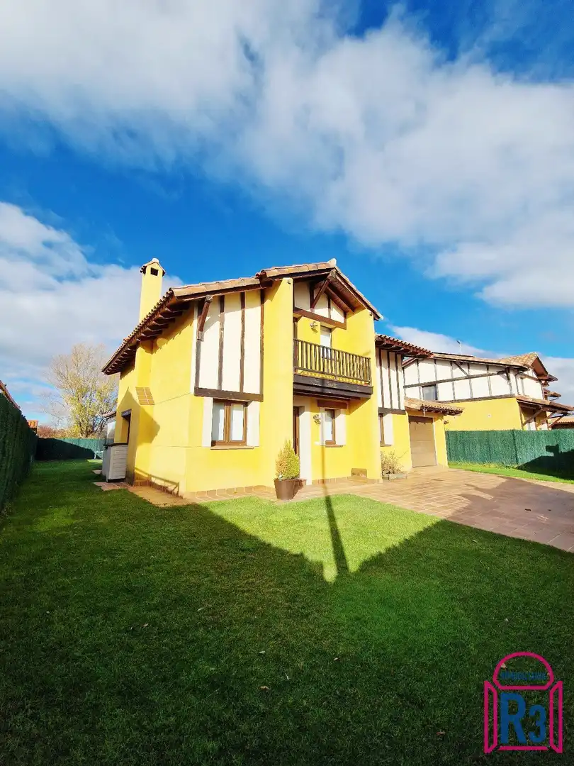 Vista exterior de Casa o chalet en venta en Villaquilambre con Calefacción
