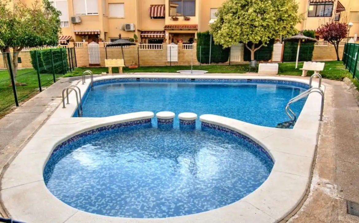Piscina de Casa adosada en venda en San Vicente del Raspeig / Sant Vicent del Raspeig amb Aire condicionat, Jardí privat i Terrassa