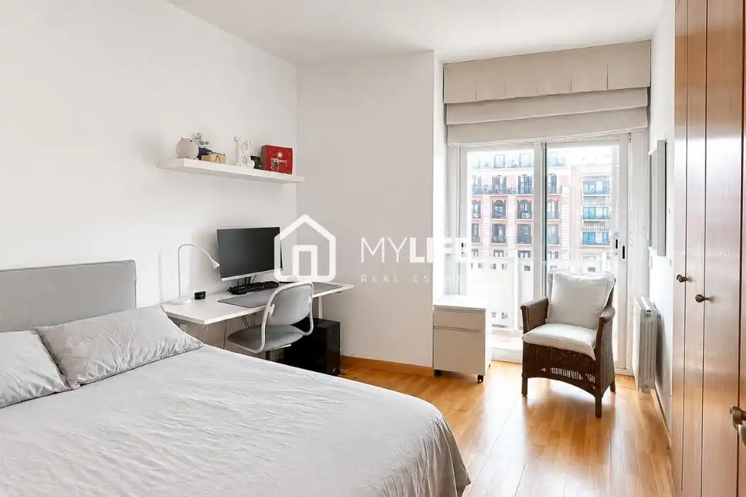 Bedroom of Attic for sale in Barcelona  with Air Conditioner, Heating and Parquet flooring