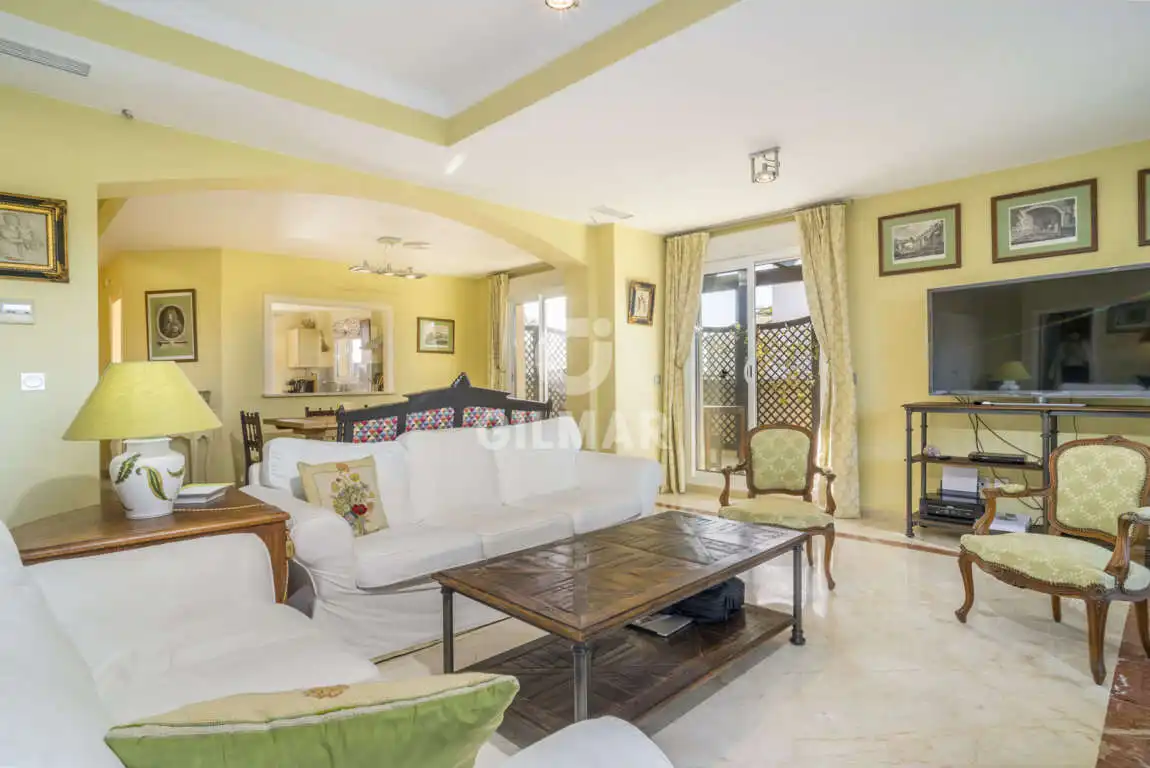 Wohnzimmer von Maisonette zum Verkauf in Sotogrande mit Heizung, Abstellraum und Schwimmbad