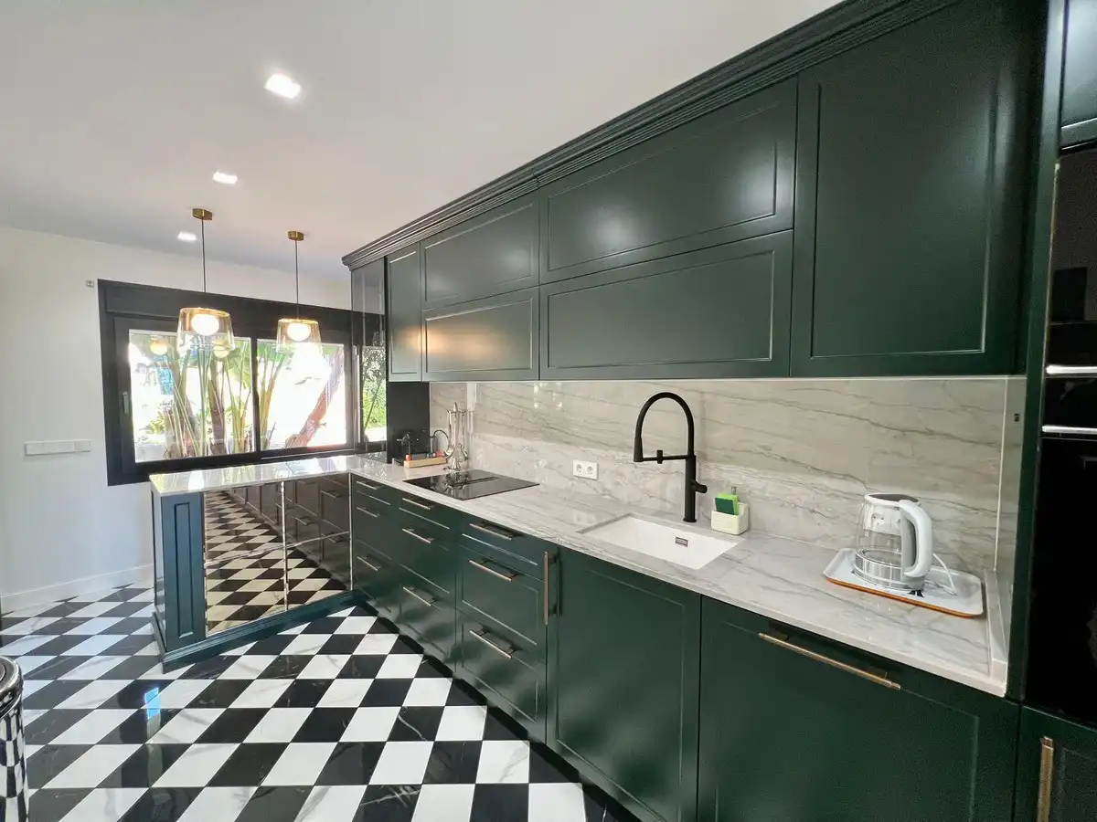 Cuina de Apartament de lloguer en Marbella amb Aire condicionat, Calefacció i Moblat