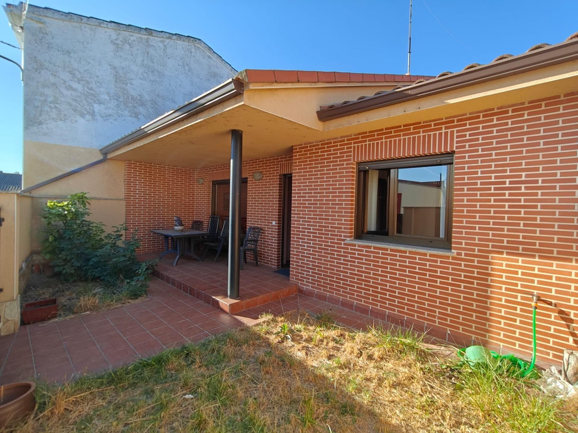 Vista exterior de Casa o xalet en venda en San Morales amb Calefacció, Jardí privat i Traster