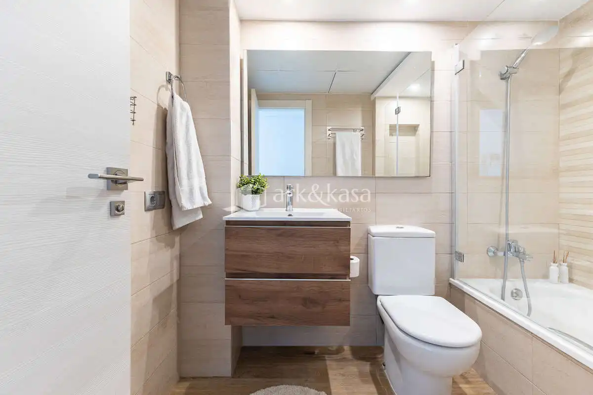 Badezimmer von Wohnung zum Verkauf in Valencia mit Klimaanlage, Abstellraum und Ofen