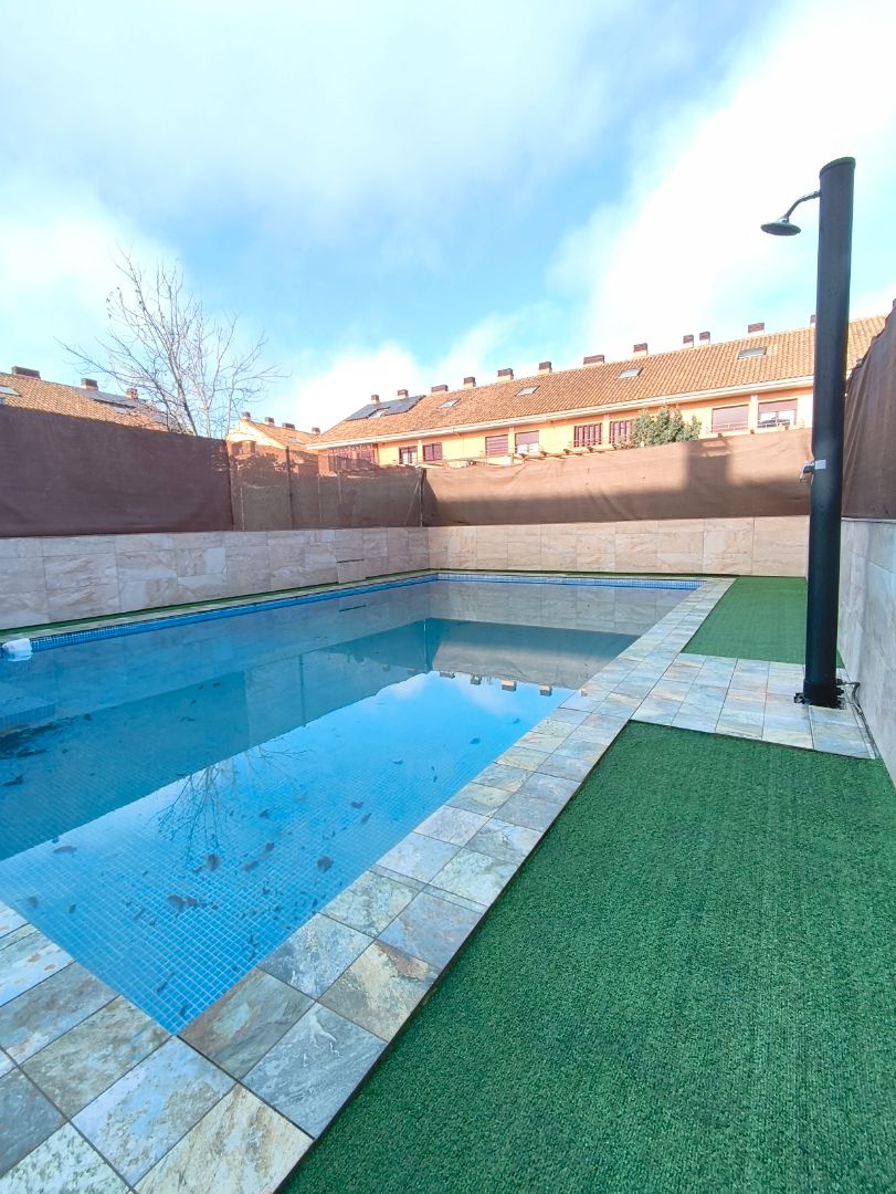 Piscina de Casa adosada en venta en Fuenlabrada con Aire acondicionado, Jardín privado y Piscina