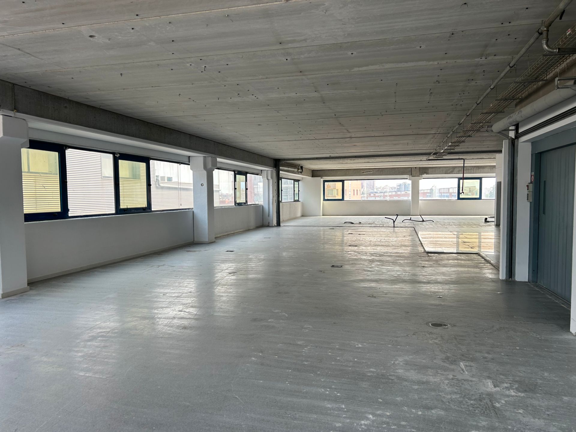 Nave industrial de alquiler en Badalona con Alarma