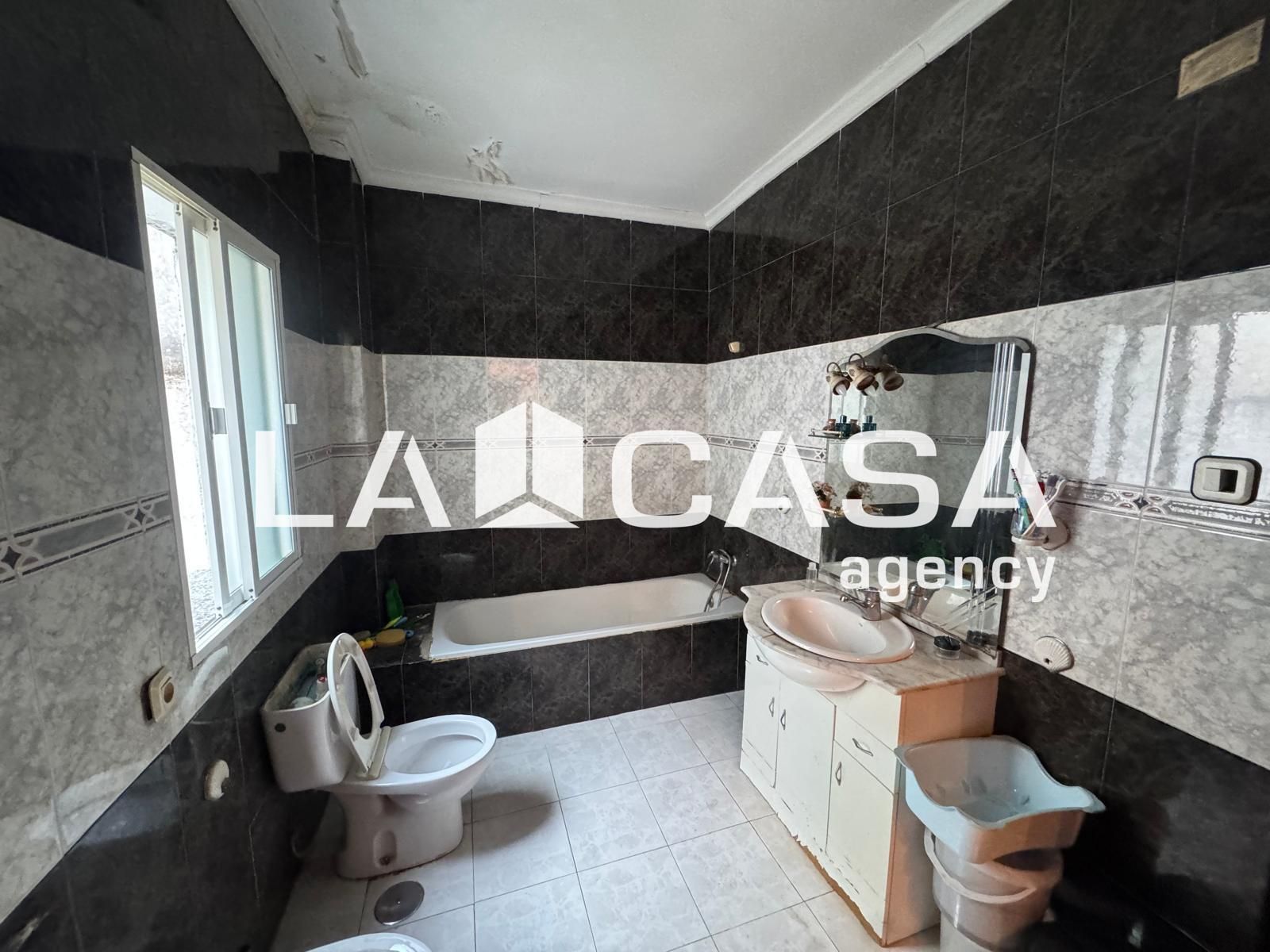 Bany de Pis en venda en  Sevilla Capital amb Aire condicionat, Terrassa i Balcó