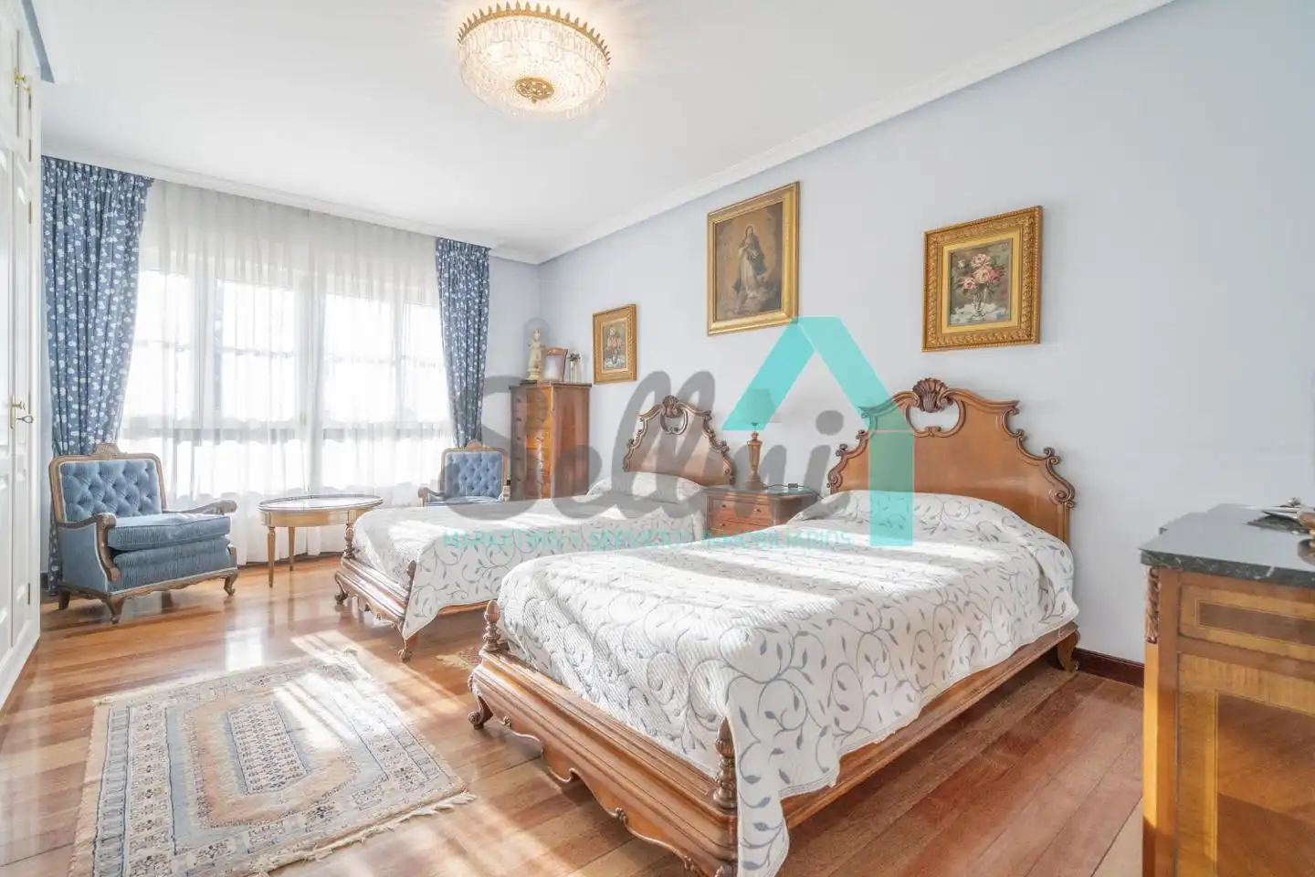 Dormitori de Casa o xalet en venda en Oviedo  amb Calefacció, Jardí privat i Parquet