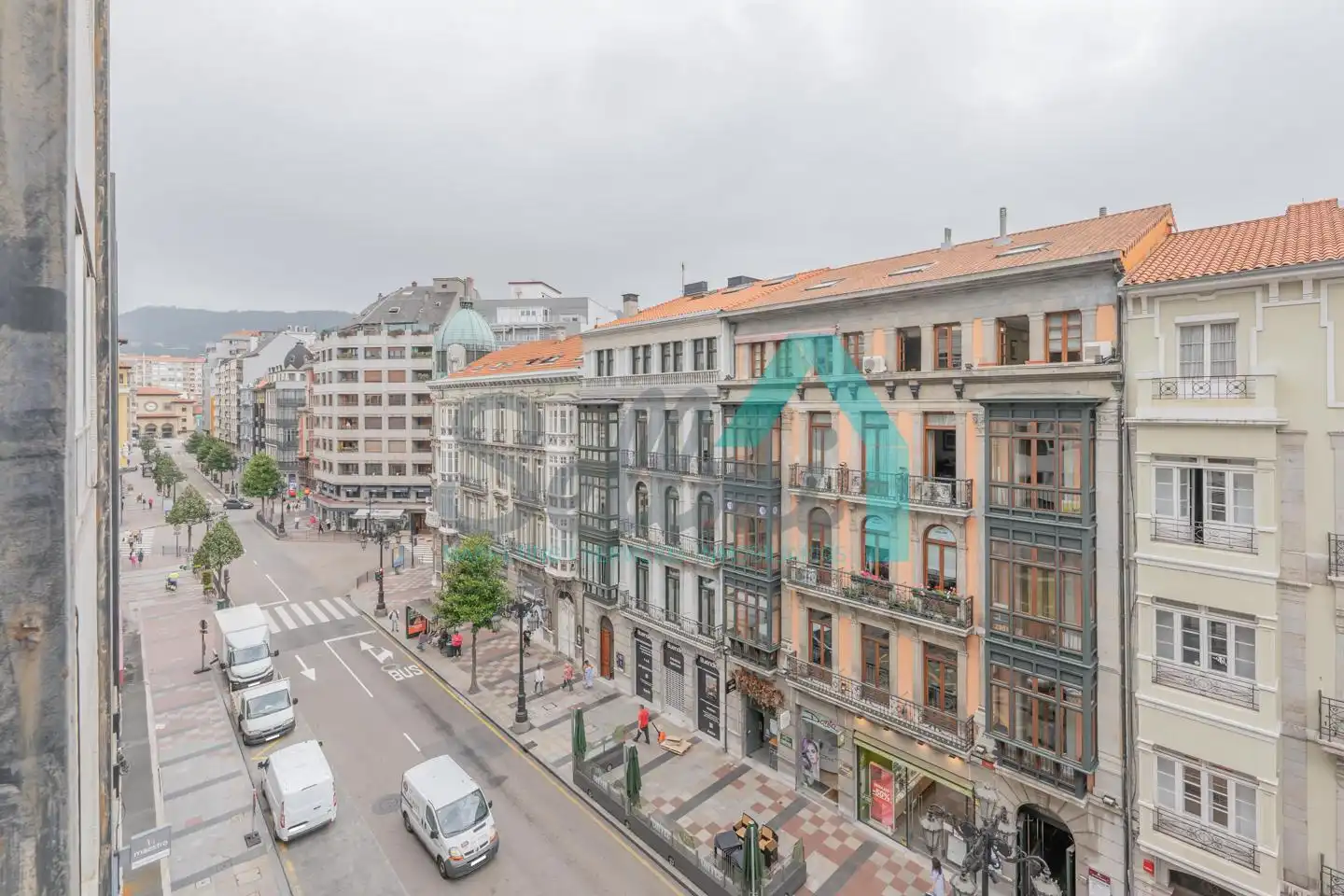 Außenansicht von Wohnung zur Miete in Oviedo  mit Heizung, Parkett und Terrasse