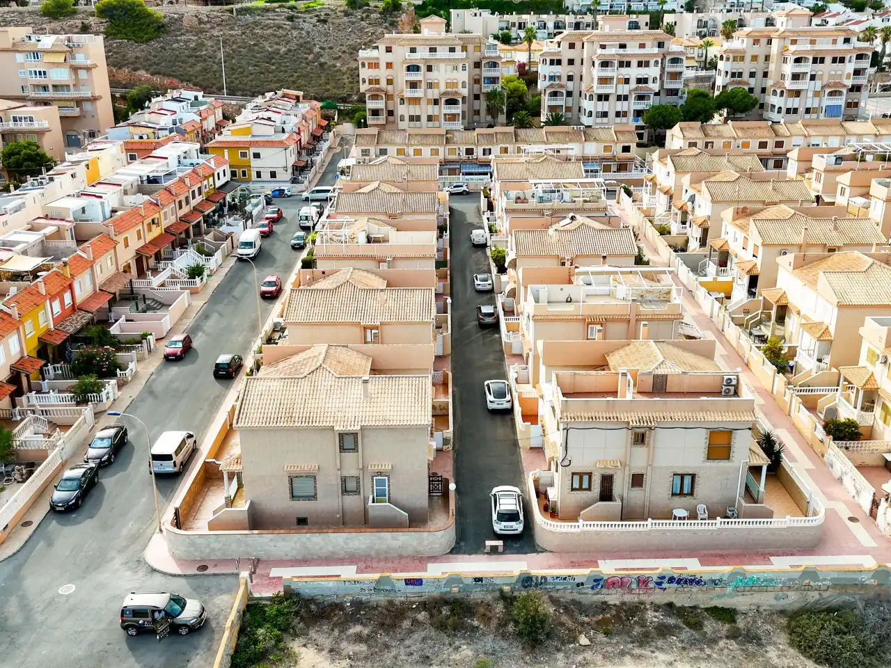 Vista exterior de Casa adosada en venda en Torrevieja amb Aire condicionat, Calefacció i Jardí privat