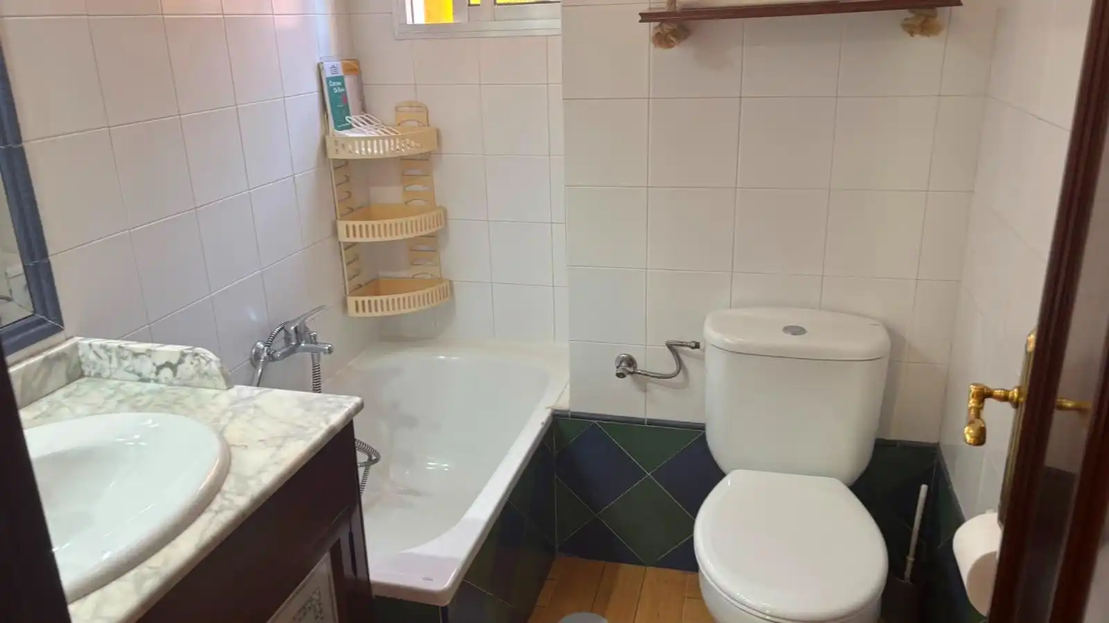 Bathroom of Flat for sale in Sevilla  with Air Conditioner, Terrace and Furnished