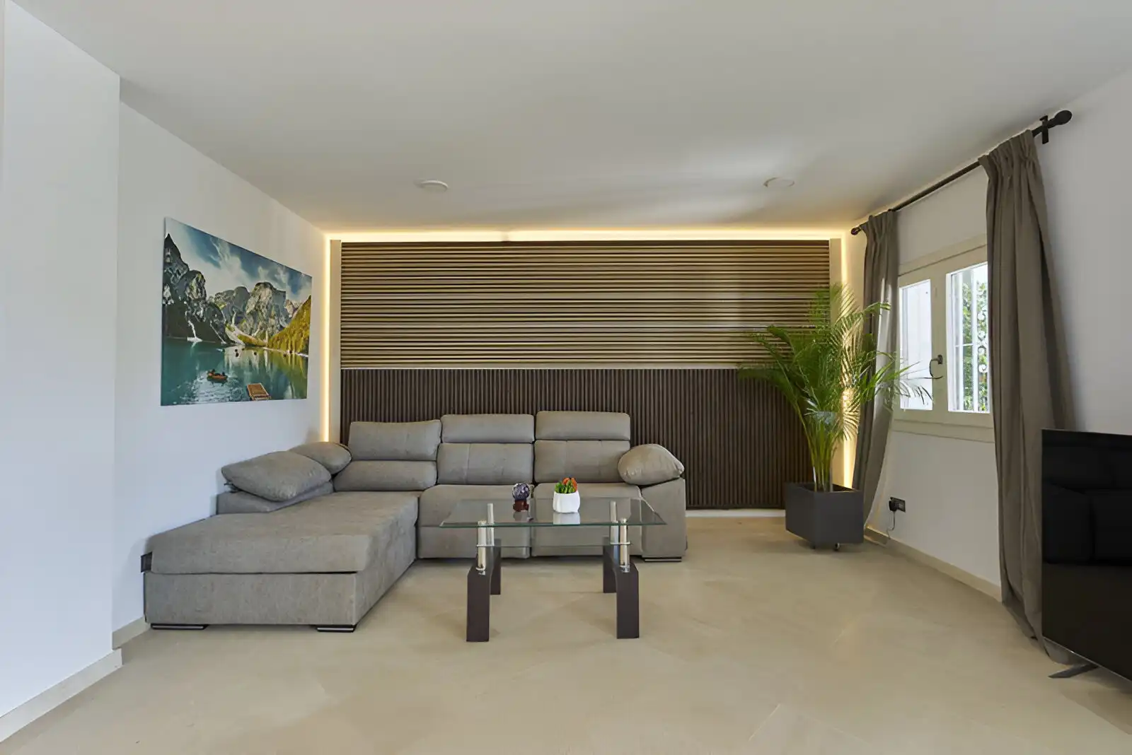 Sala d'estar de Casa adosada en venda en Marbella amb Aire condicionat, Calefacció i Jardí privat