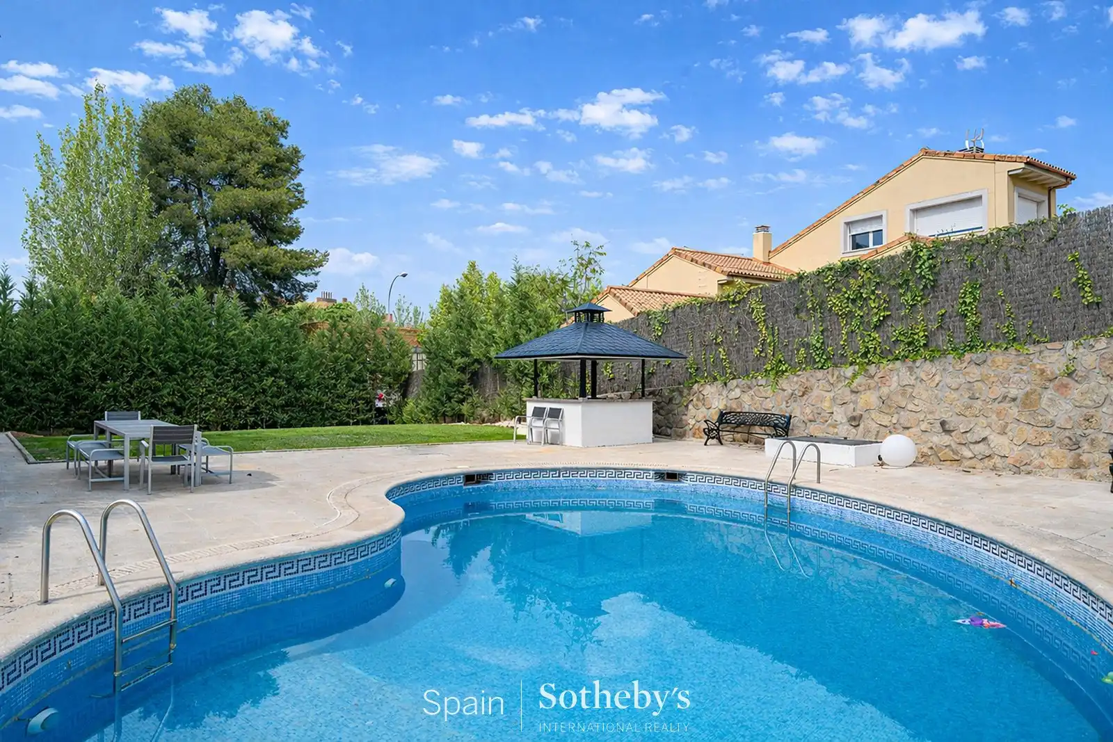 Swimming pool of Houses for sale in  Madrid Capital  with Air Conditioner, Private garden and Terrace
