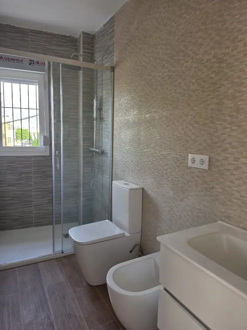 Badezimmer von Dachboden zur Miete in Bollullos de la Mitación mit Waschmaschine und Balkon