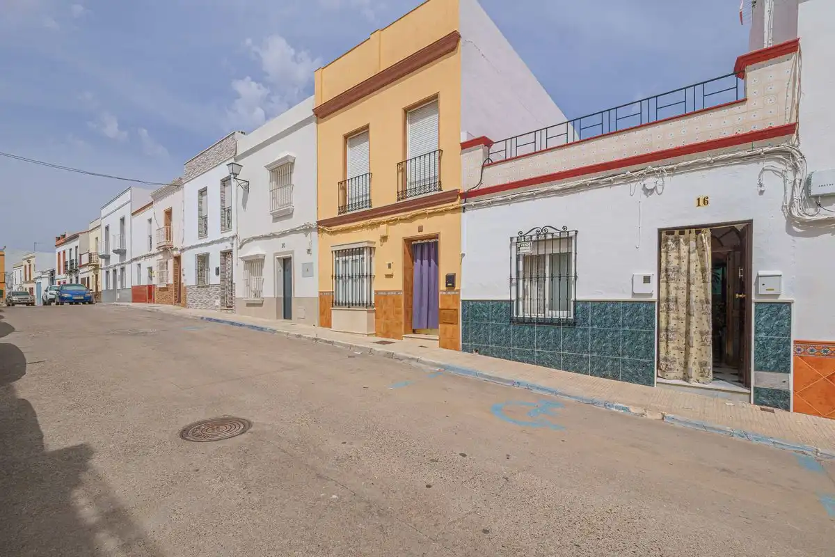 Vista exterior de Casa adosada en venda en El Coronil amb Aire condicionat, Calefacció i Terrassa