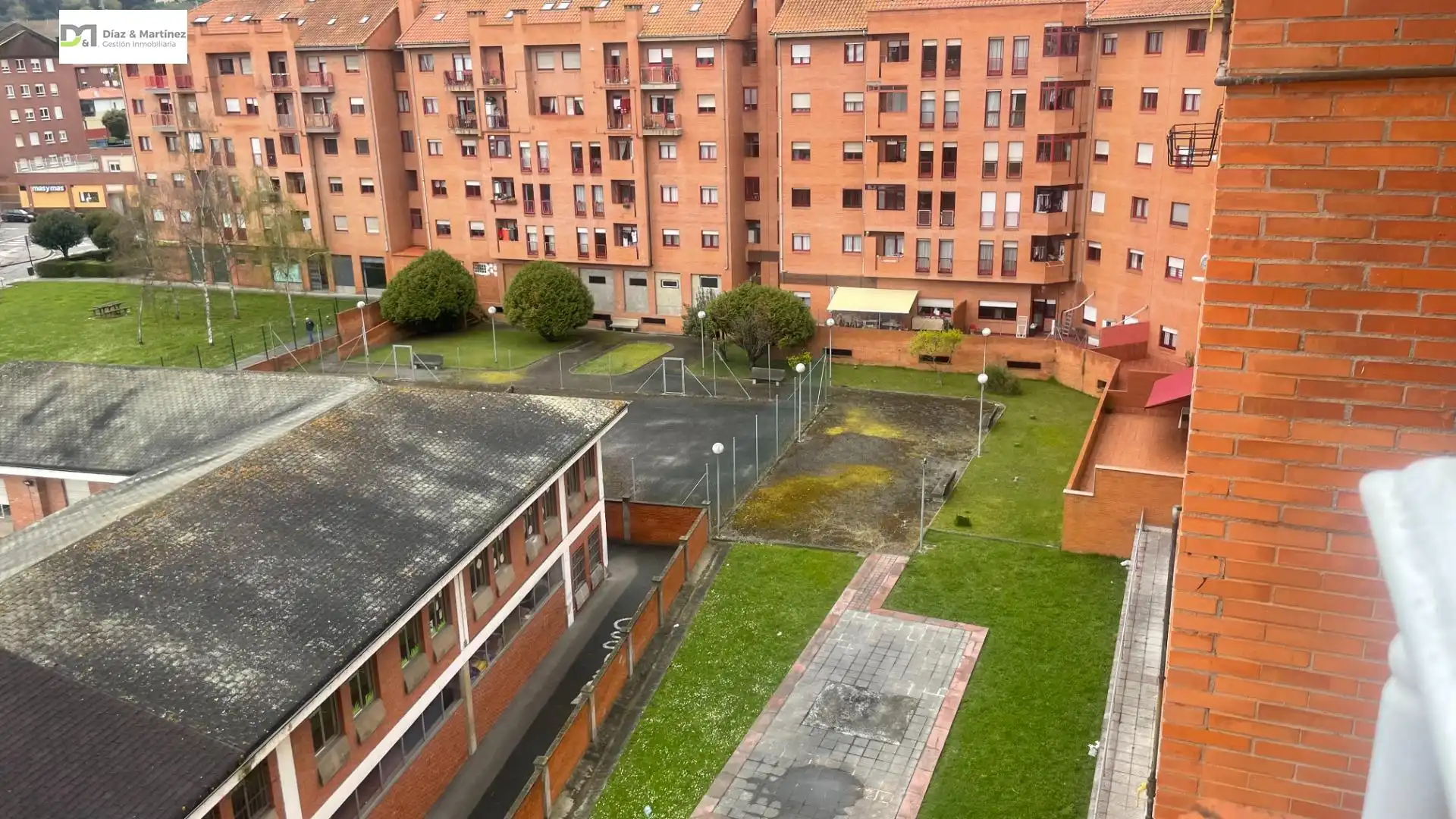 Parking de Piso en venta en Oviedo  con Calefacción, Parquet y Trastero
