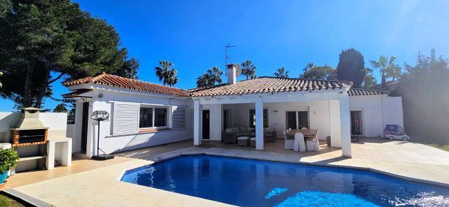 Exterior view of House or chalet to rent in Sotogrande  with Air Conditioner, Heating and Private garden