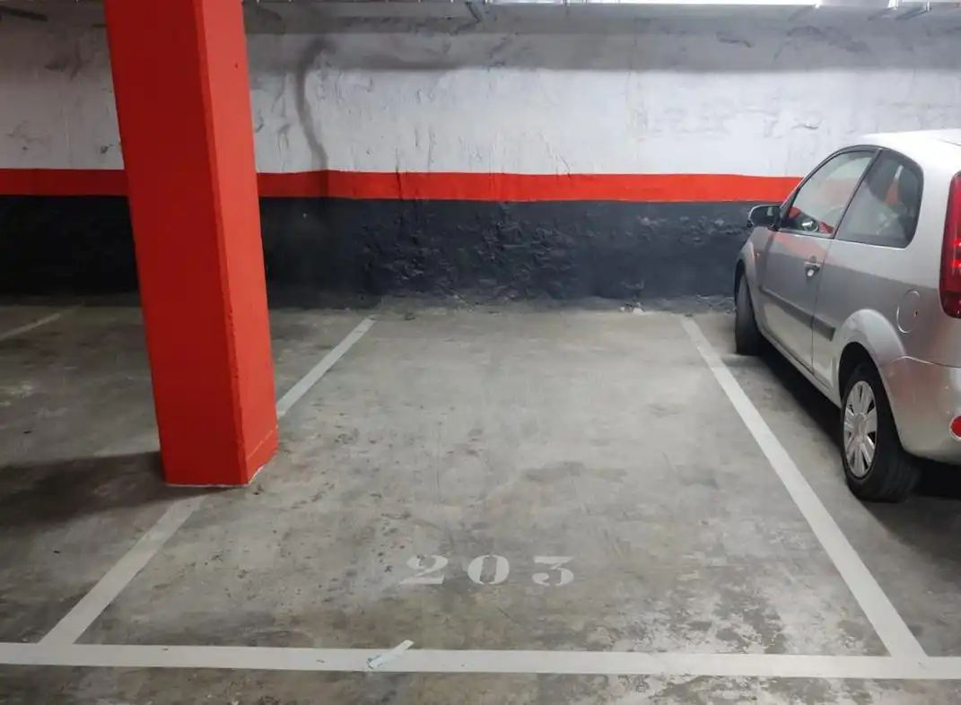 Parking with lift for sale in Taure