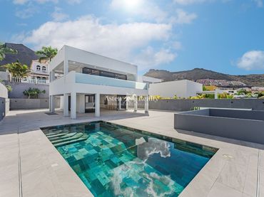 Casa amb piscina en venda a Calle el Sauce