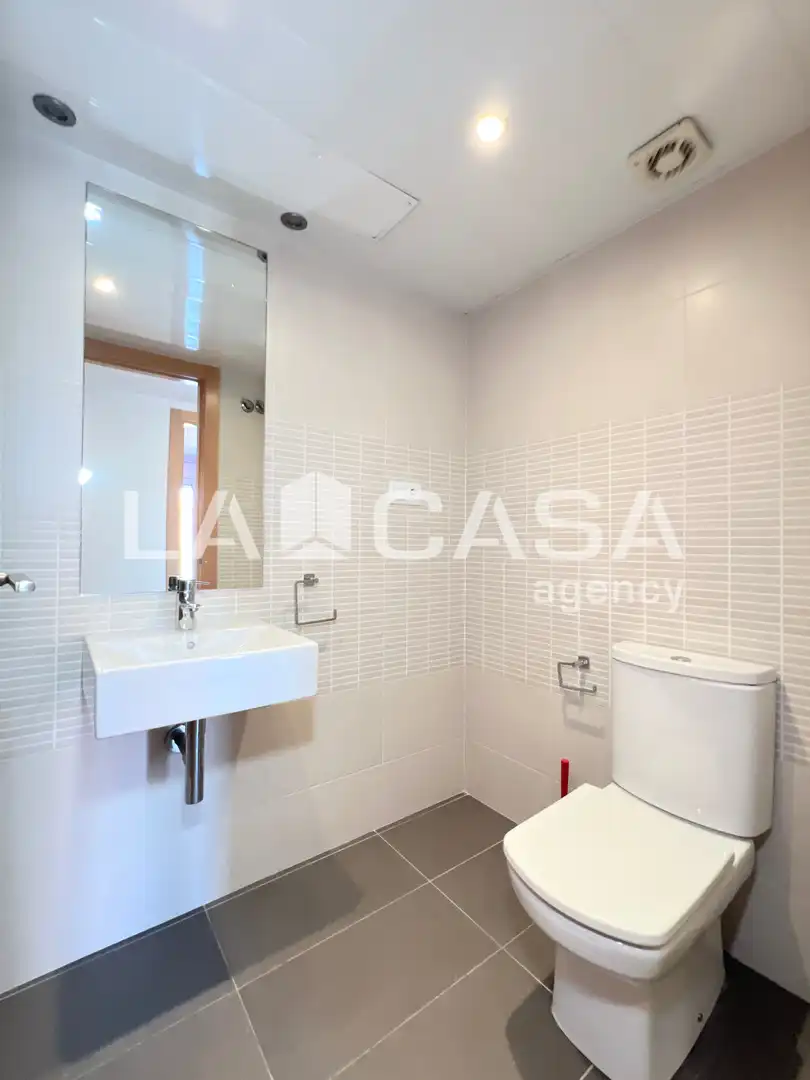 Badezimmer von Dachboden zum Verkauf in Badalona mit Terrasse und Balkon