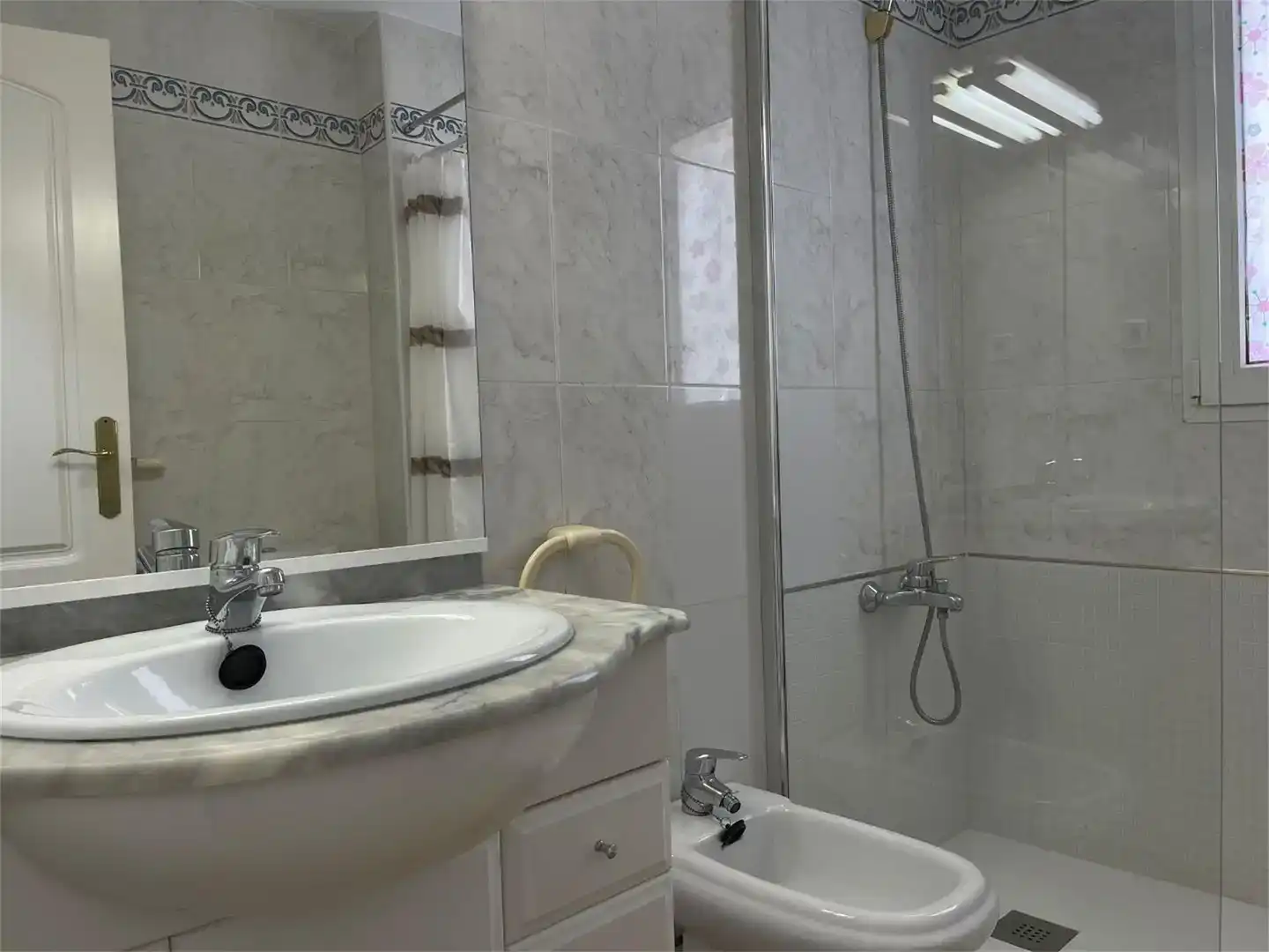 Badezimmer von Wohnungen zur Miete in Cuenca mit Klimaanlage, Schwimmbad und Möbliert